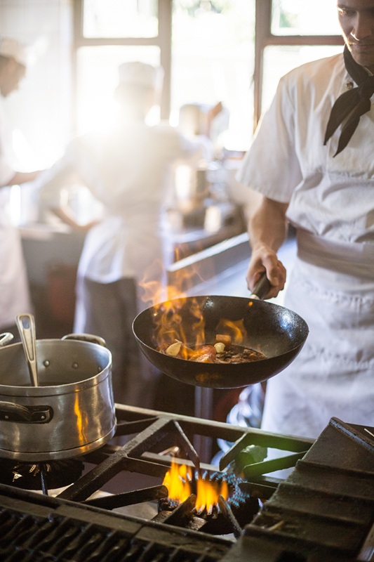 Chef cooking in kitchen stove horeca en leisure risk engineering